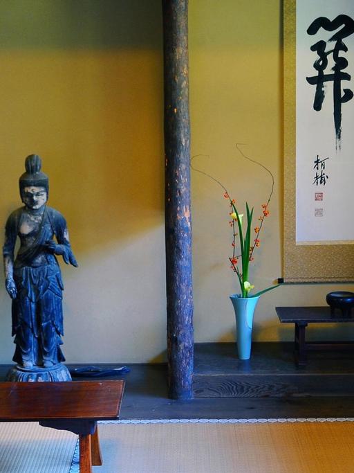 Spartanische Innenraumgestaltung eines Gebäudes im Ryuoden-Garten im Kenchoji-Tempelkomplex, aufgenommen am 28.10.2011. Die Stadt Kamakura, an der Sagami-Bucht gelegen, gilt als das "kleine Kyoto", sie war von 1192 bis 1333 faktische Hauptstadt Japans. In ihr erlebte der Zen-Buddhismus seine erste Blüte, was sich auch in der schlichten und asketischen Schrein- Tempeln-Architektur aus jener Zeit niederschlug.