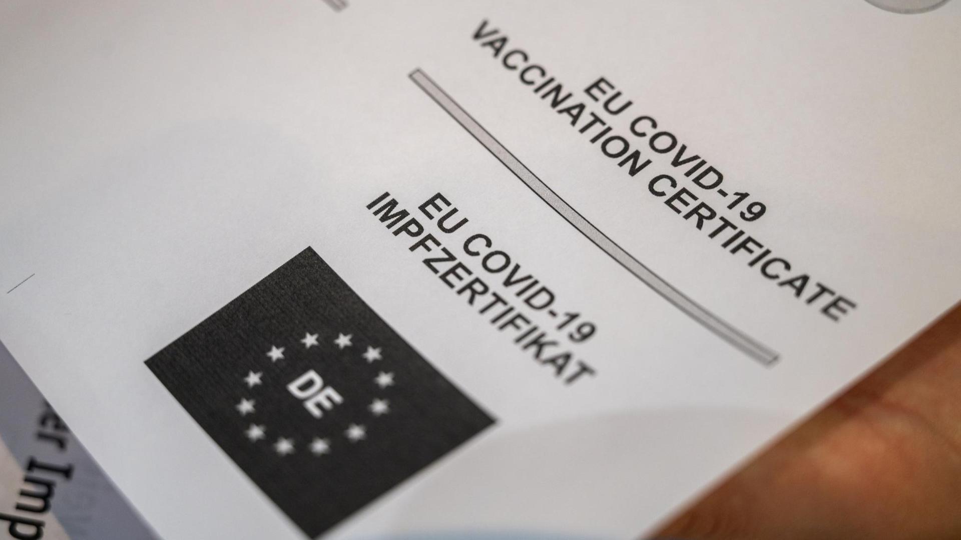 Auf einem Dokument, das zum Digitalen Impfnachweis gehört steht "EU Covid-19 Impfzertifikat" auf englisch und auf deutsch. Auf einem Dokument, das zum Digitalen Impfnachweis gehört steht "EU Covid-19 Impfzertifikat" auf englisch und auf deutsch.