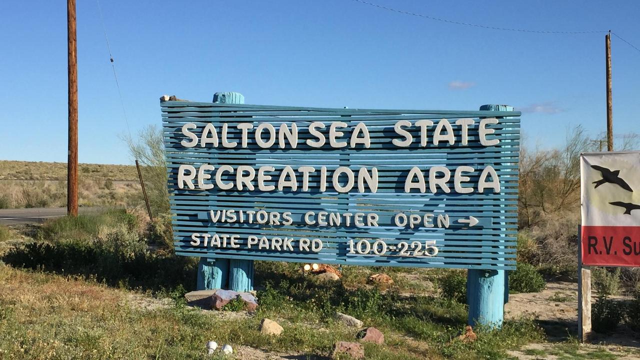 "Salten Sea State Recreation Area" steht auf dem Schild am Eingang zu Salton Sea.