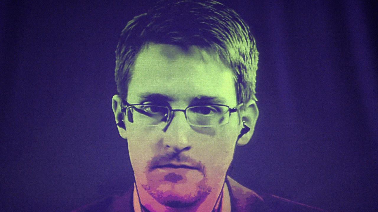 Der US-Enthüller Edward Snowden ist auf einem Bildschirm zu sehen während einer Videokonferenz mit dem Europäischen Rat in Straßburg.