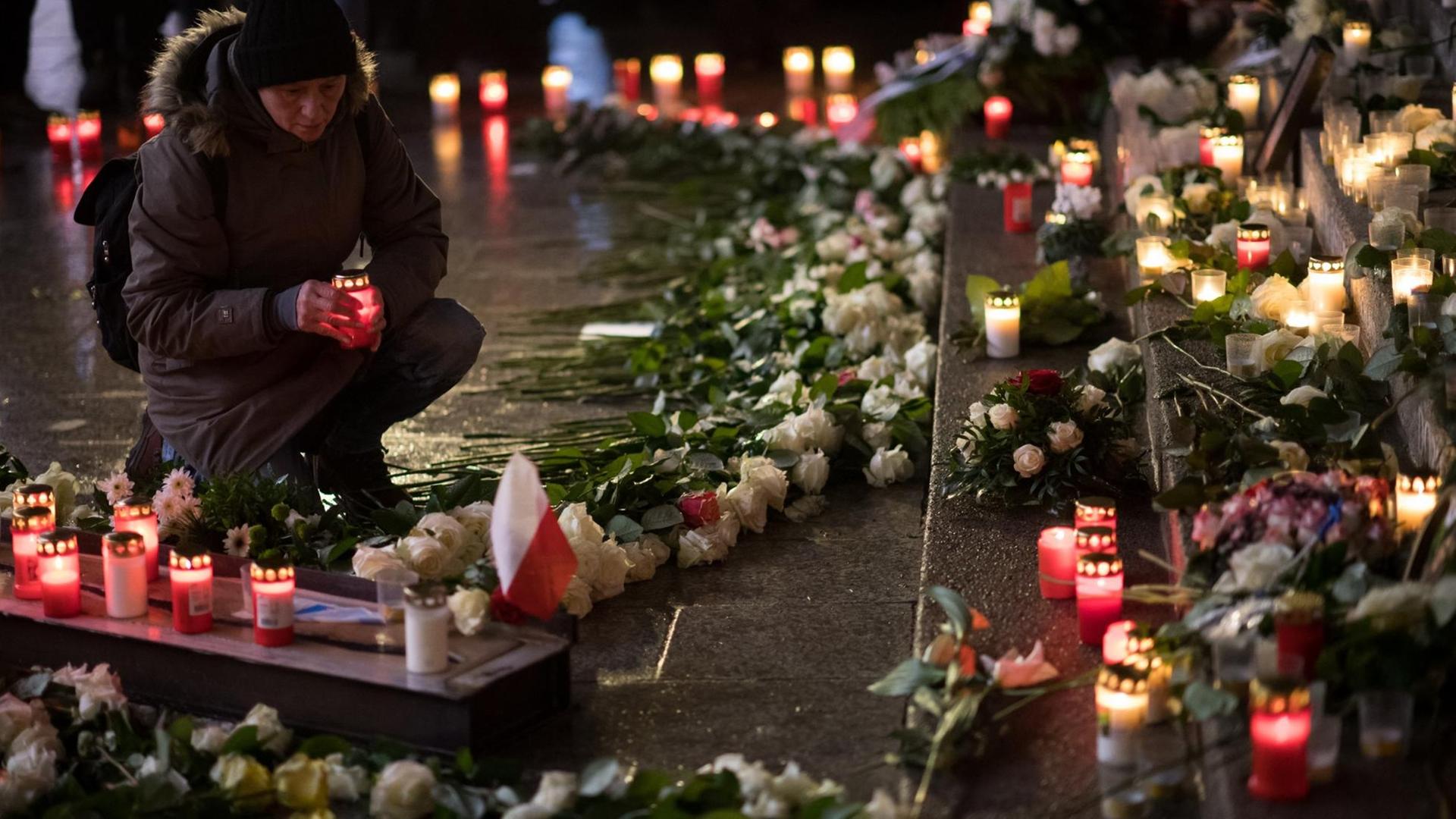 Eine Frau stellt am 19.12.2017 an der Gedenkstätte für die Opfer des islamistischen Terroranschlags auf dem Weihnachtsmarkt an der Gedächtniskirche auf dem Breitscheidplatz in Berlin eine Kerze auf. Bei dem Anschlag vor einem Jahr war der Attentäter Anis Amri mit einem gestohlenen Lastwagen in den Weihnachtsmarkt am Breitscheidplatz gefahren. Zwölf Menschen wurden getötet, fast 100 verletzt. Eine Frau stellt am 19.12.2017 an der Gedenkstätte für die Opfer des islamistischen Terroranschlags auf dem Weihnachtsmarkt an der Gedächtniskirche auf dem Breitscheidplatz in Berlin eine Kerze auf. Bei dem Anschlag vor einem Jahr war der Attentäter Anis Amri mit einem gestohlenen Lastwagen in den Weihnachtsmarkt am Breitscheidplatz gefahren. Zwölf Menschen wurden getötet, fast 100 verletzt.