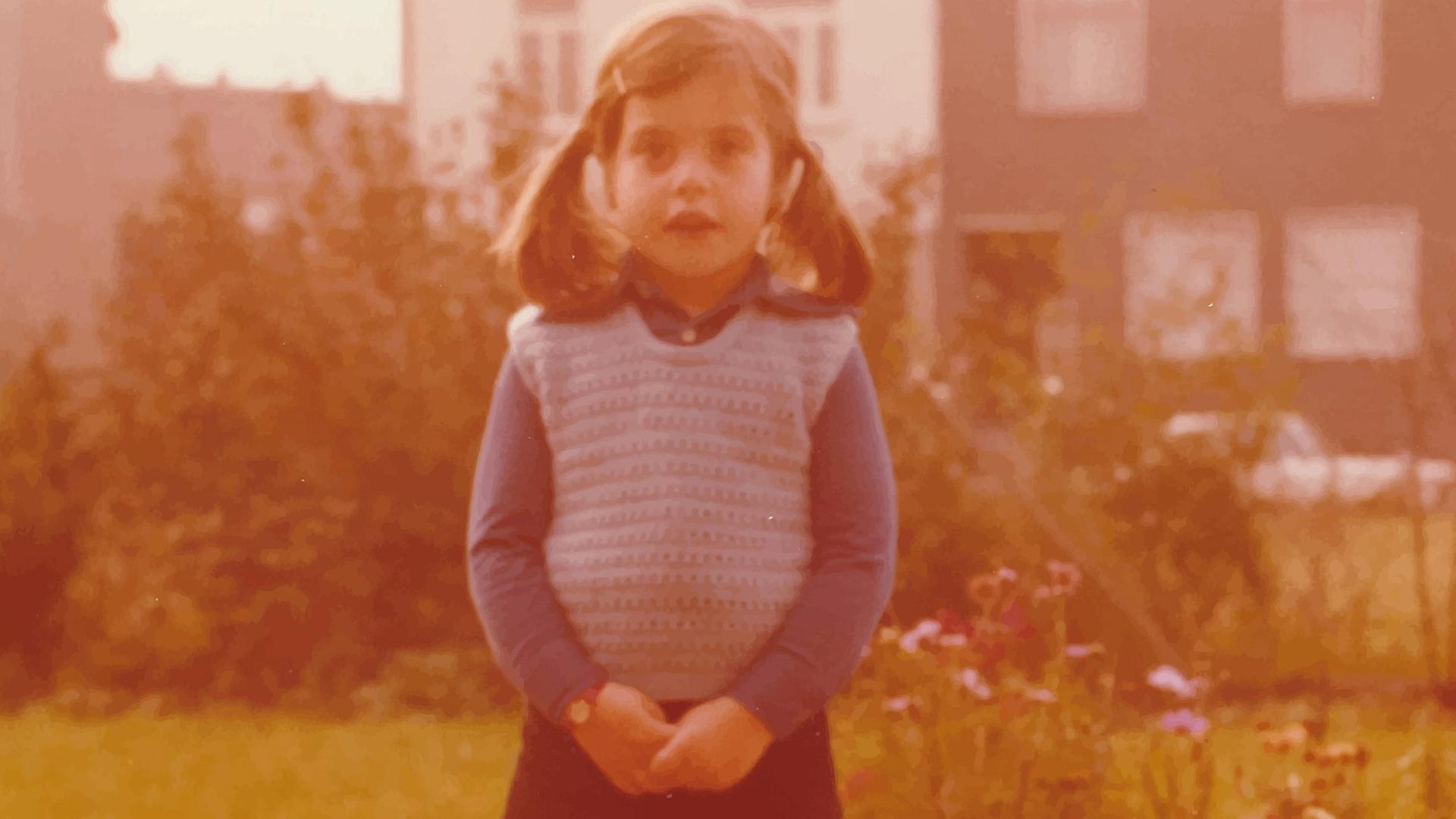 Eine Aufnahme aus den 1970er Jahren: Annedore Bauer, die Autorin des Hörspiels "Die Unantastbaren", als Kind in einer Kleinstadt der BRD. Eine Aufnahme aus den 1970er Jahren: Annedore Bauer, die Autorin des Hörspiels "Die Unantastbaren", als Kind in einer Kleinstadt der BRD.