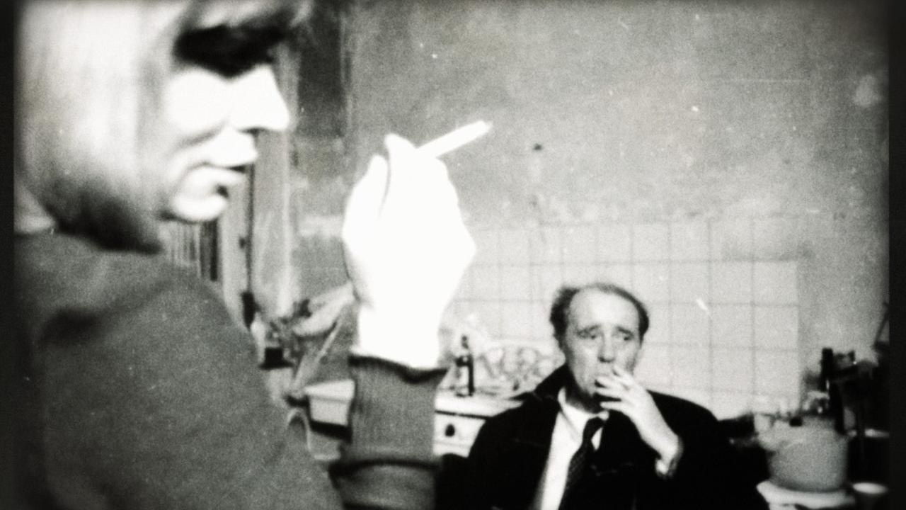 Heinrich Böll und Margarethe von Trotta sitzen in der Küche und rauchen Heinrich Böll und Margarethe von Trotta sitzen in der Küche und rauchen