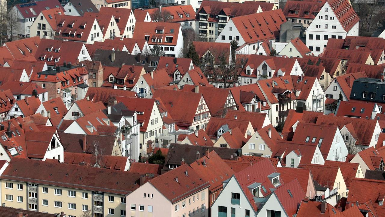 Geziegelte Dächer von Wohnhäusern stehen eng gedrängt in der Altstadt von Ulm in Baden-Württemberg. 