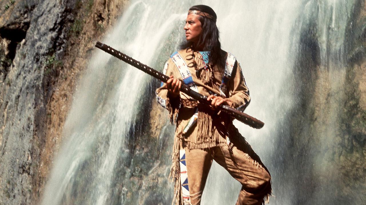 Pierre Brice als Häuptling "Winnetou" vor Kulisse eines Wasserfalls. Pierre Brice als Häuptling "Winnetou" vor Kulisse eines Wasserfalls.