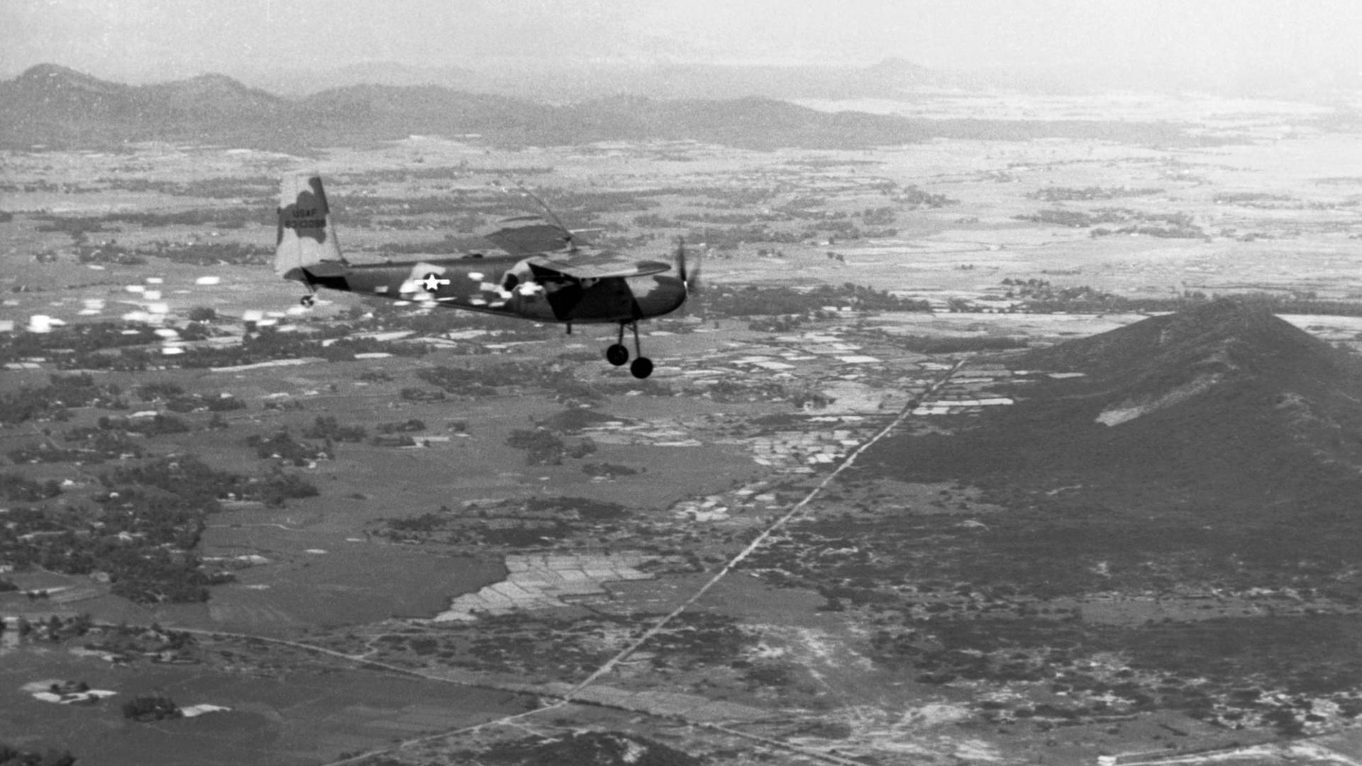 Ein Kommando der US-Air Force wirft Zehntausende Flugblätter mit psychologischer Kriegsführung über Vietcong-Standorten in Südvietnam ab. Juni 1966. Ein Kommando der US-Air Force wirft Zehntausende Flugblätter mit psychologischer Kriegsführung über Vietcong-Standorten in Südvietnam ab. Juni 1966.