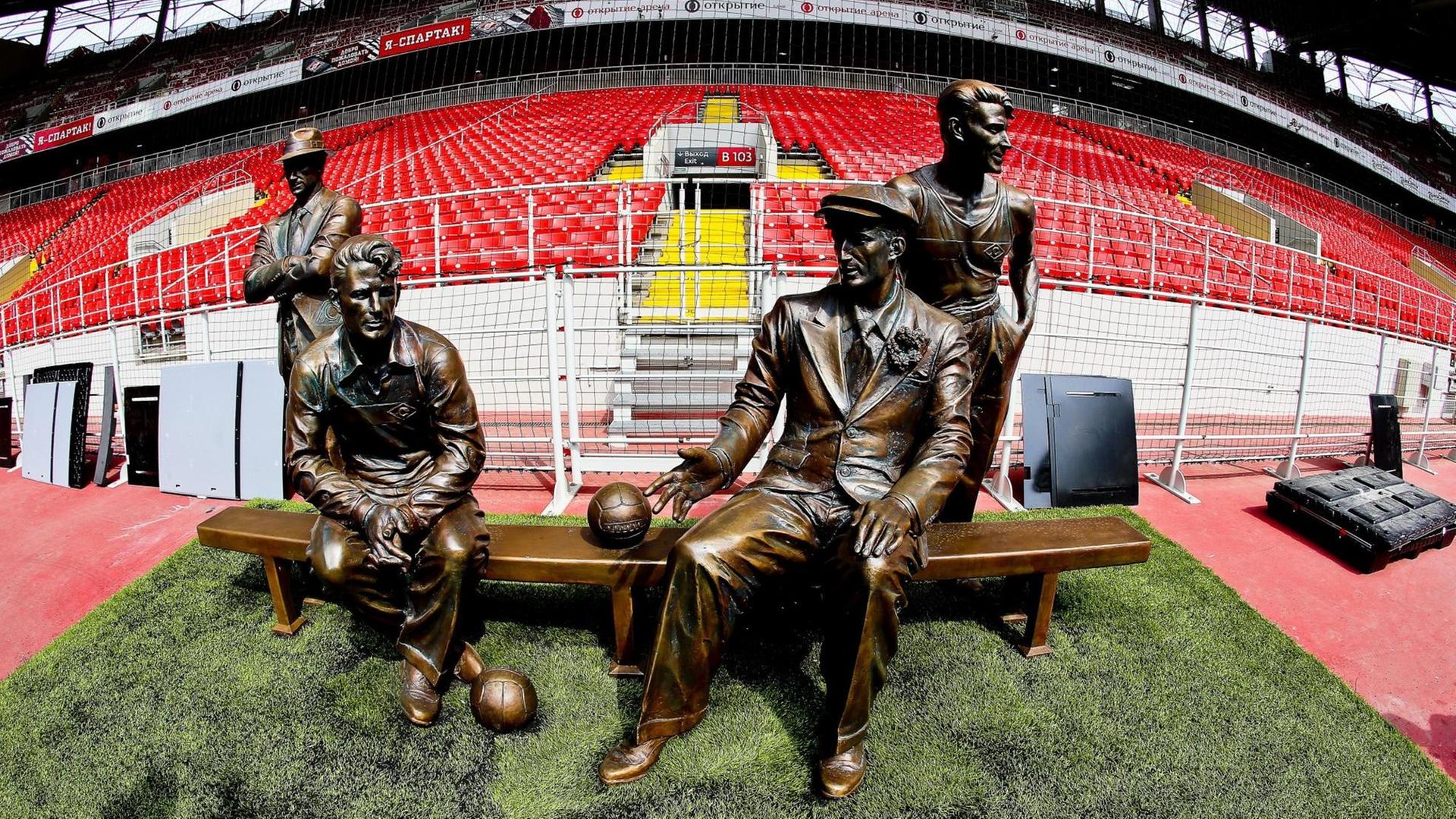 Denkmal der Starostin-Brüder im Spartak-Stadion in Moskau. Denkmal der Starostin-Brüder im Spartak-Stadion in Moskau.