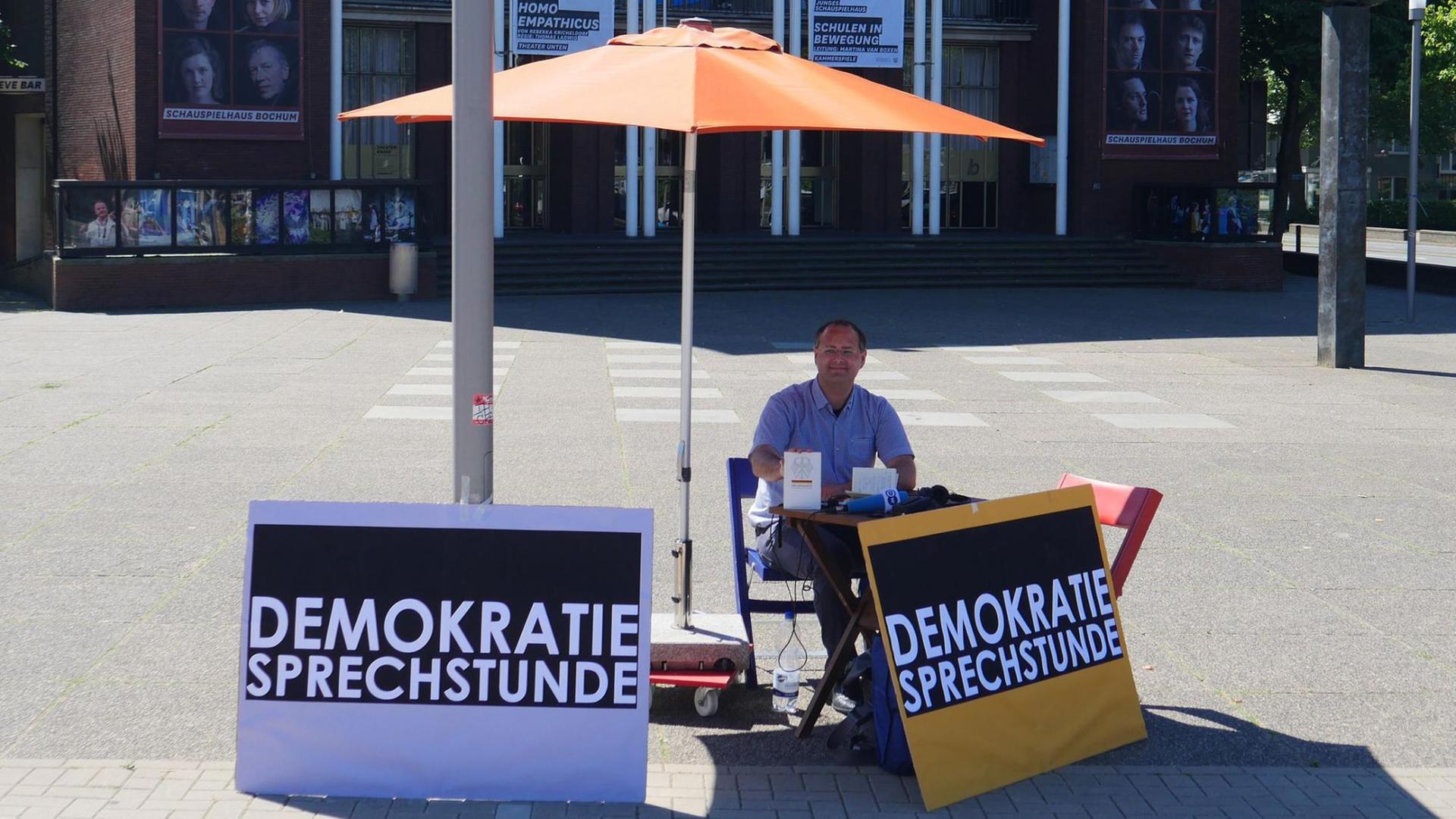 Richard Fuchs mit seiner Demokratie-Sprechstunde in Bochum Richard Fuchs mit seiner Demokratie-Sprechstunde in Bochum