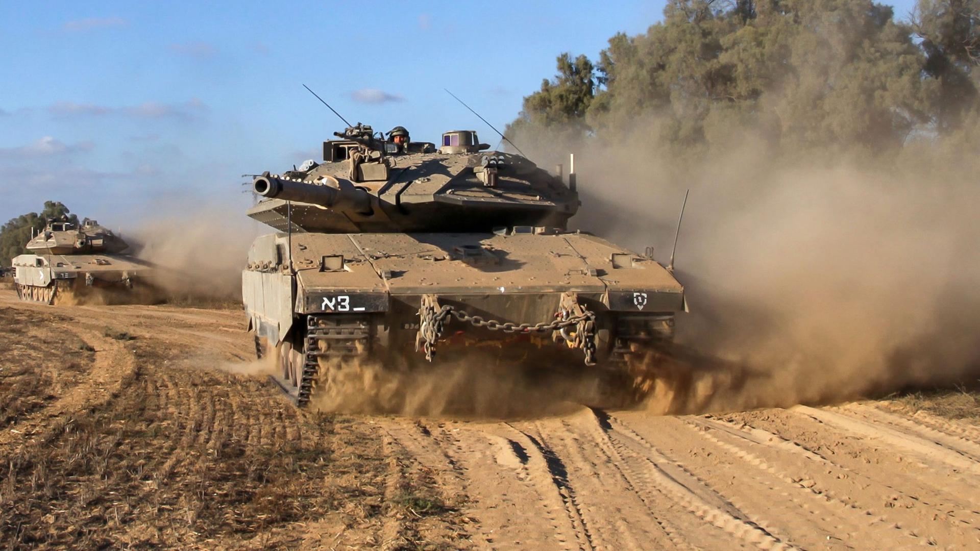 Israel setzt jetzt auch Kampfpanzer im Nahost-Konflikt ein. Israel setzt jetzt auch Kampfpanzer im Nahost-Konflikt ein.