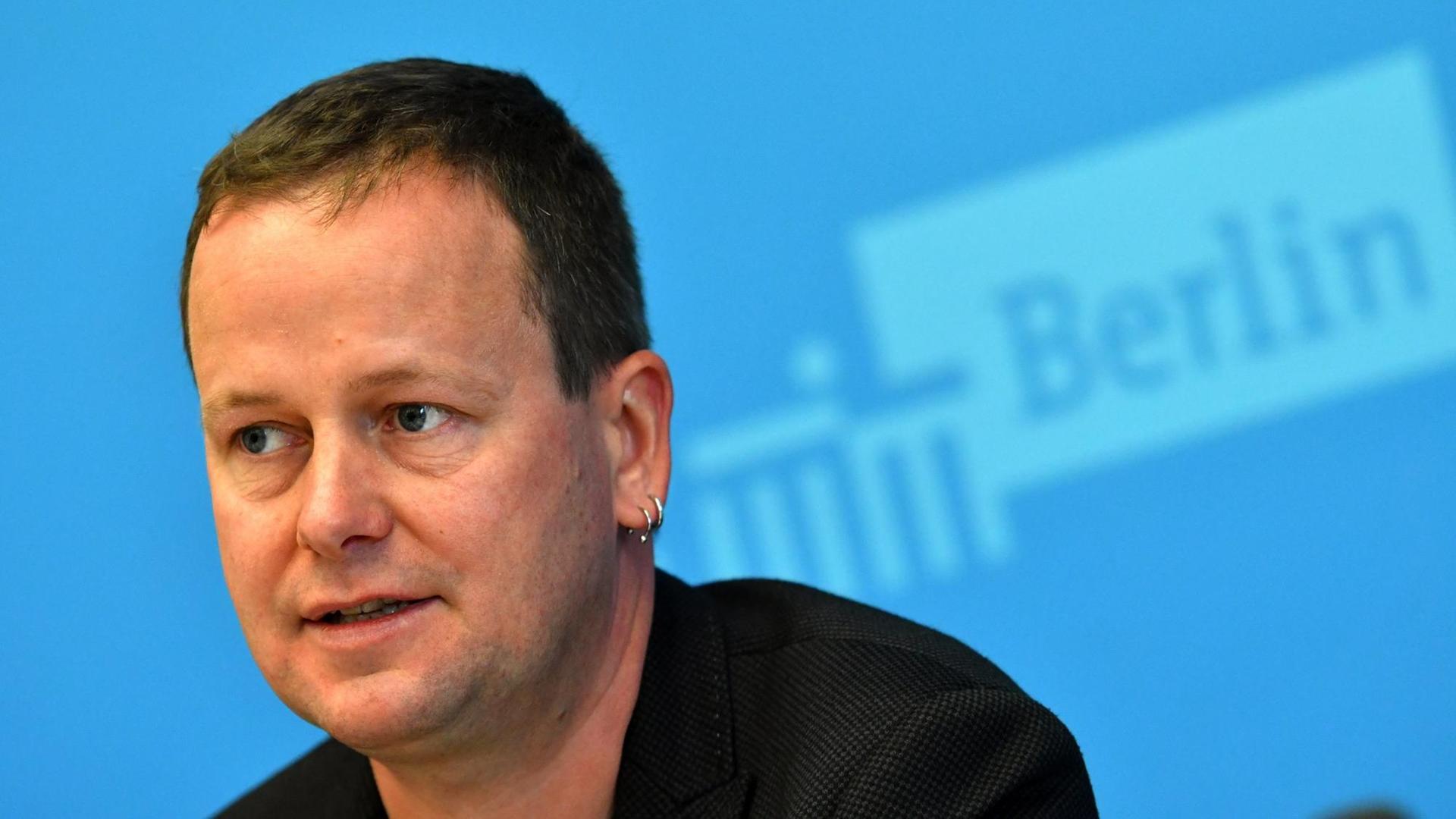 Kultursenator Klaus Lederer (Die Linke) informiert am 10.01.2017 in Berlin bei der Senats-Pressekonferenz Journalisten über die Ergebnisse der Klausurtagung des Senats. Kultursenator Klaus Lederer (Die Linke) informiert am 10.01.2017 in Berlin bei der Senats-Pressekonferenz Journalisten über die Ergebnisse der Klausurtagung des Senats.
