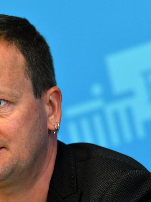 Kultursenator Klaus Lederer (Die Linke) informiert am 10.01.2017 in Berlin bei der Senats-Pressekonferenz Journalisten über die Ergebnisse der Klausurtagung des Senats.