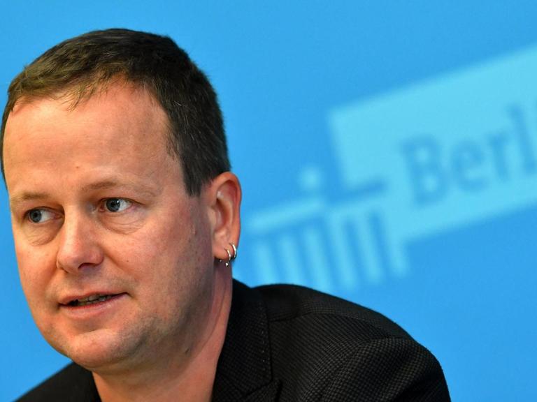 Kultursenator Klaus Lederer (Die Linke) informiert am 10.01.2017 in Berlin bei der Senats-Pressekonferenz Journalisten über die Ergebnisse der Klausurtagung des Senats.