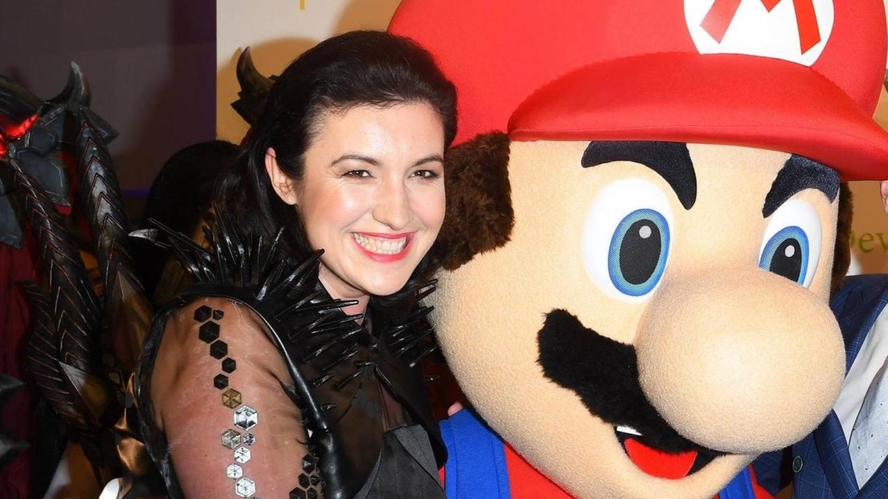 Dorothee Baer und Alexander Dobrindt mit Super Mario beim Deutschen Computerspielpreis 2017 Dorothee Baer und Alexander Dobrindt mit Super Mario beim Deutschen Computerspielpreis 2017