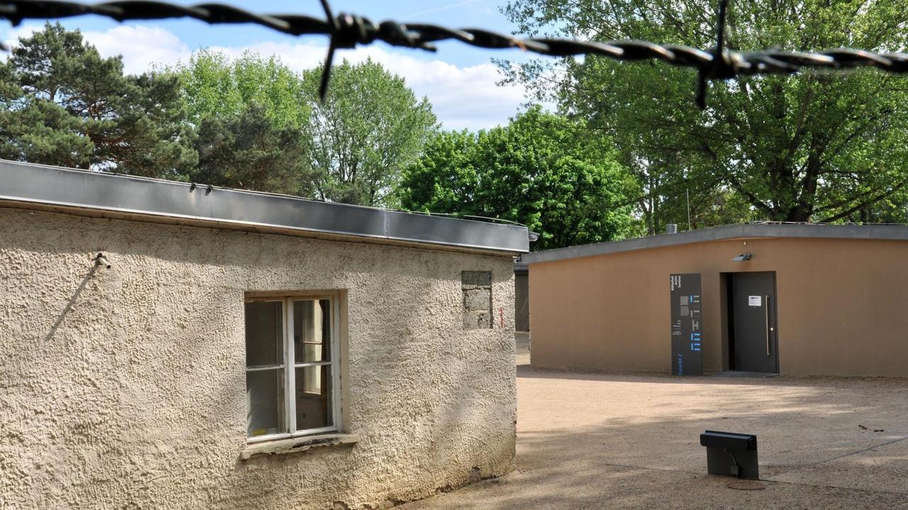Hinter einem Stacheldraht liegt einer der Baracken des NS Zwangsarbeit-Dokumentationszentrums