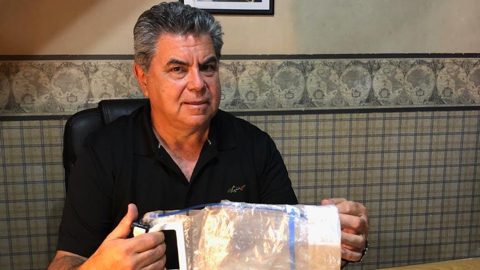 Erfinder Jorge Odon hält seine Alternative zur Saugglocke in den Händen. Früher war der Argentinier Automechaniker. Erfinder Jorge Odon hält seine Alternative zur Saugglocke in den Händen. Früher war der Argentinier Automechaniker.