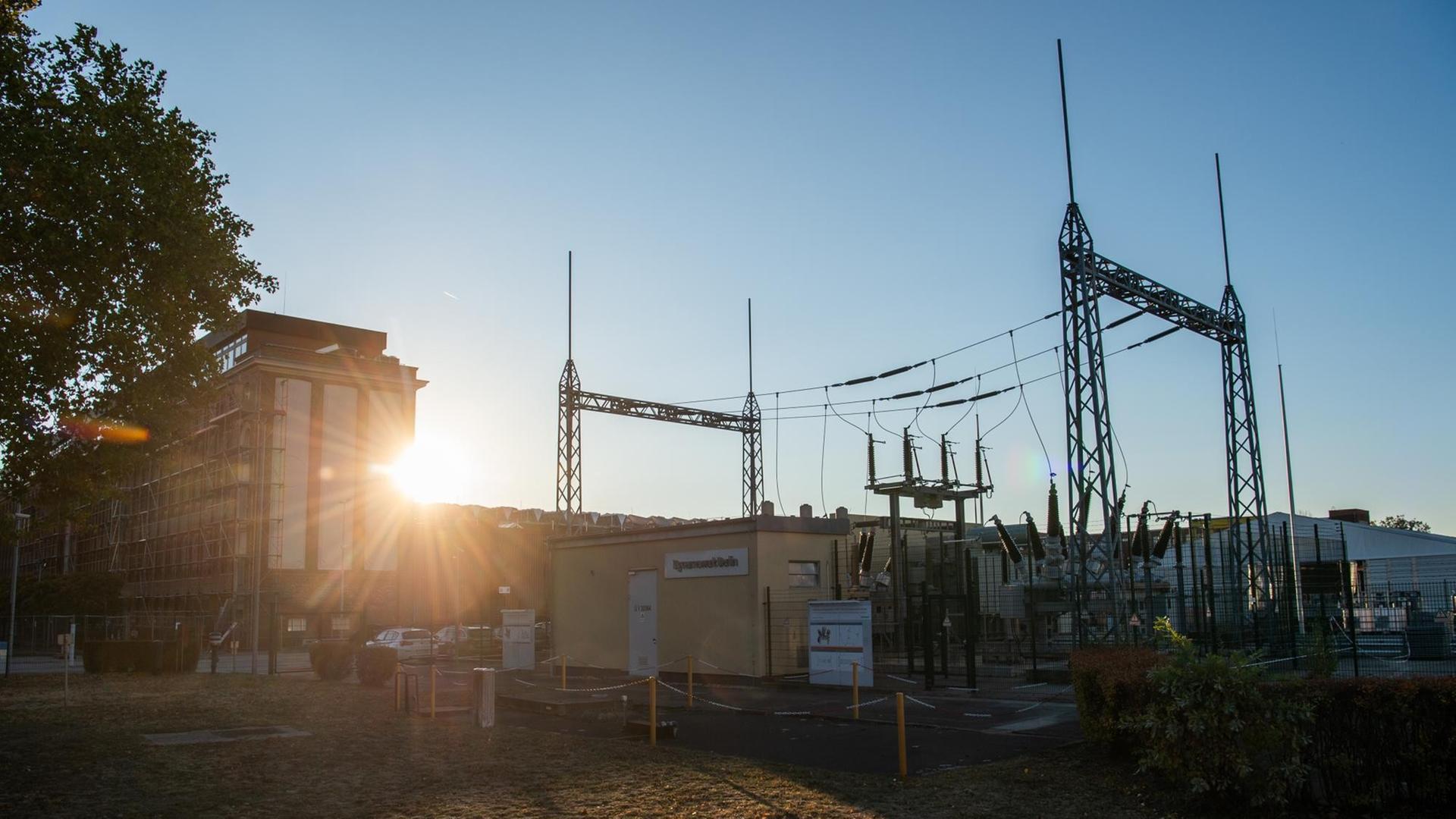 31.10.2018, Berlin: Die Sonne geht über Siemens Dynamowerk an der Nonnendammallee in Berlin-Siemensstadt auf. Der von Siemens geplante Innovationscampus mit Investitionen von bis zu 600 Millionen Euro wird in Berlin verwirklicht. Foto: Arne Immanuel Bänsch/dpa | Verwendung weltweit 31.10.2018, Berlin: Die Sonne geht über Siemens Dynamowerk an der Nonnendammallee in Berlin-Siemensstadt auf. Der von Siemens geplante Innovationscampus mit Investitionen von bis zu 600 Millionen Euro wird in Berlin verwirklicht. Foto: Arne Immanuel Bänsch/dpa | Verwendung weltweit