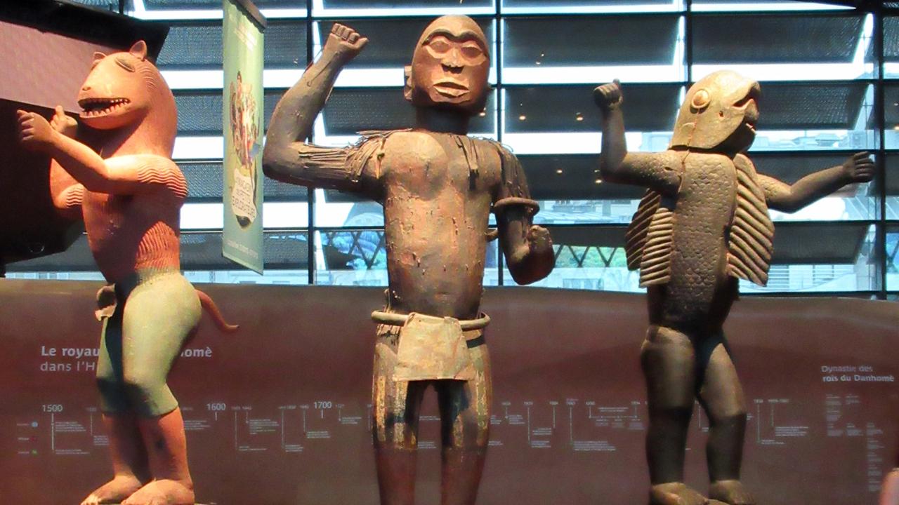 Große königliche Statuen des Königreichs Dahomey aus den Jahren 1890-1892 im Quai Branly Museum-Jacques Chirac.