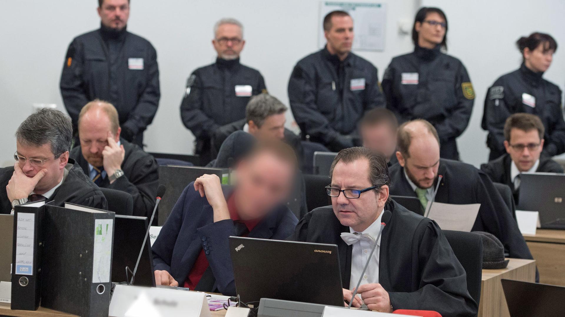 Der Angeklagte Timo S. (M) sitzt am 21.03.2017 in der Justizvollzugsanstalt (JVA) in Dresden (Sachsen) zu Prozessbeginn im Verhandlungssaal. Im Terrorprozess gegen die rechtsextreme Gruppe Freital stehen in dieser Woche die ersten Zeugenaussagen an. (Der Angeklagte ist auf Anforderung seines Rechtsanwaltes zum Schutz seiner Persönlichkeitsrechte unkenntlich gemacht.) Der Angeklagte Timo S. (M) sitzt am 21.03.2017 in der Justizvollzugsanstalt (JVA) in Dresden (Sachsen) zu Prozessbeginn im Verhandlungssaal. Im Terrorprozess gegen die rechtsextreme Gruppe Freital stehen in dieser Woche die ersten Zeugenaussagen an. (Der Angeklagte ist auf Anforderung seines Rechtsanwaltes zum Schutz seiner Persönlichkeitsrechte unkenntlich gemacht.)