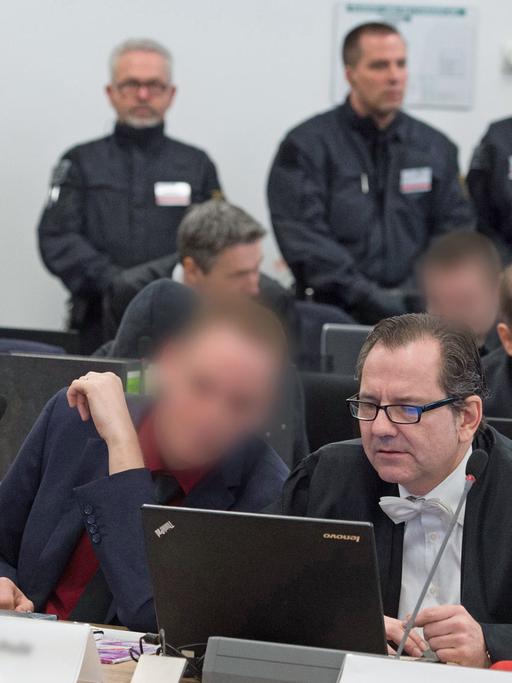 Der Angeklagte Timo S. (M) sitzt am 21.03.2017 in der Justizvollzugsanstalt (JVA) in Dresden (Sachsen) zu Prozessbeginn im Verhandlungssaal. Im Terrorprozess gegen die rechtsextreme Gruppe Freital stehen in dieser Woche die ersten Zeugenaussagen an. (Der Angeklagte ist auf Anforderung seines Rechtsanwaltes zum Schutz seiner Persönlichkeitsrechte unkenntlich gemacht.)