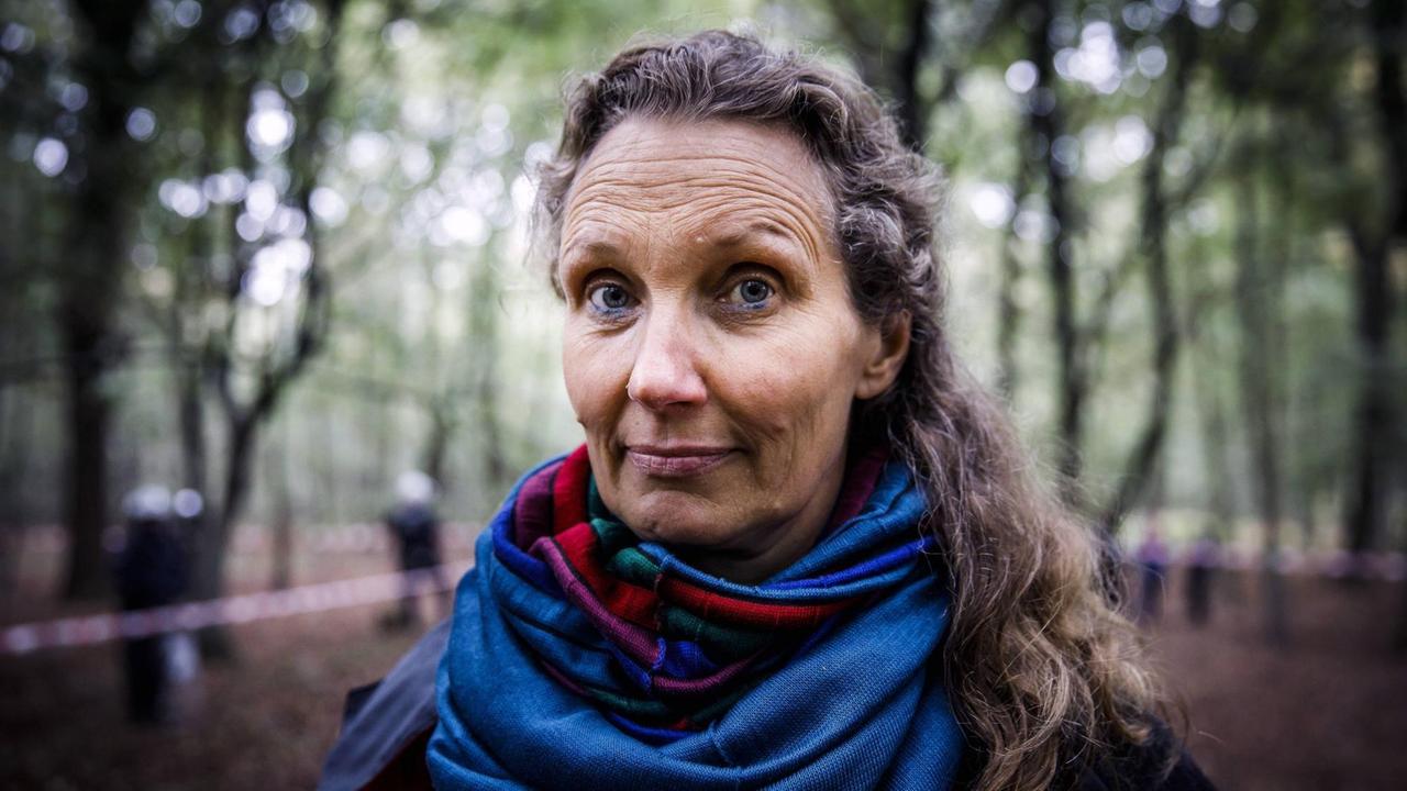 Ein Porträt zeigt die Aktivistin Antje Grothus während der Polizeiaktion im Hambacher Forst gegen Braunkohlegegner am 13.09.2018. Ein Porträt zeigt die Aktivistin Antje Grothus während der Polizeiaktion im Hambacher Forst gegen Braunkohlegegner am 13.09.2018.