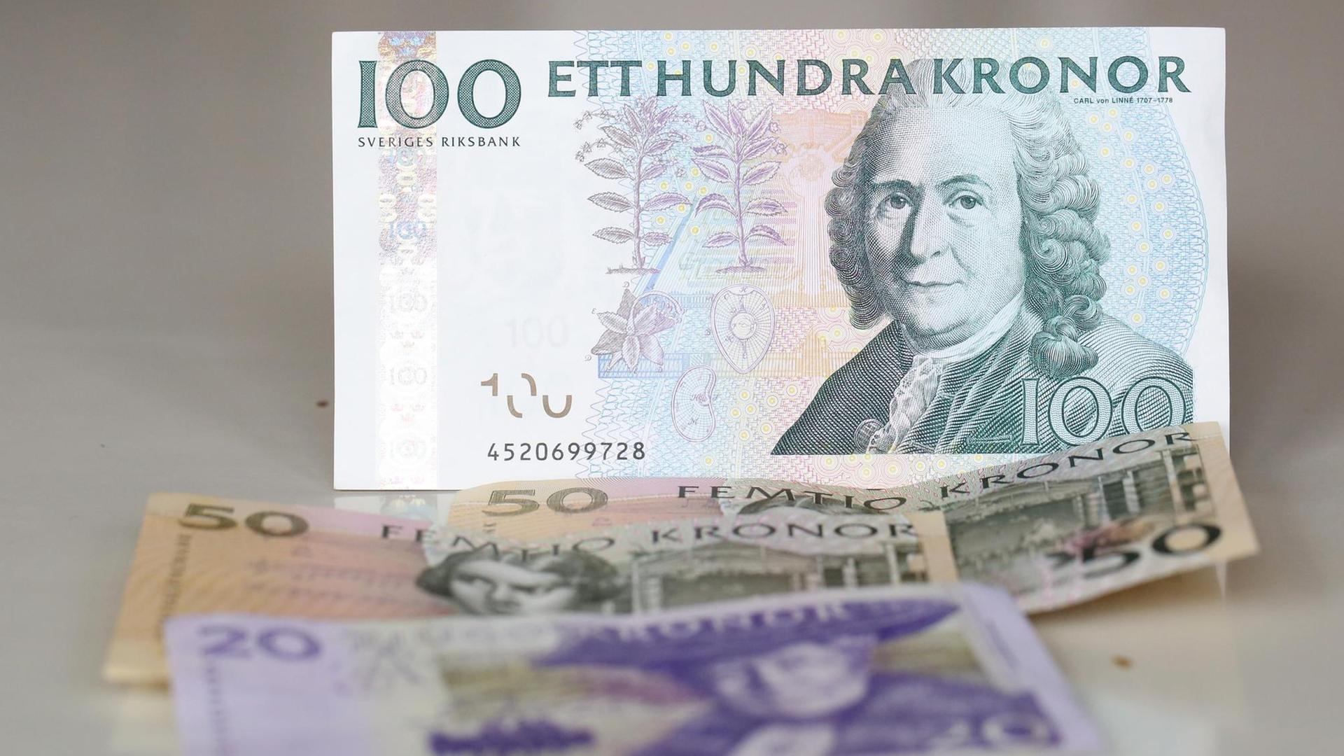 Banknoten der schwedischen Währung Krone liegen am 19.02.2016 in Hamburg auf einem Tisch. Banknoten der schwedischen Währung Krone liegen am 19.02.2016 in Hamburg auf einem Tisch.