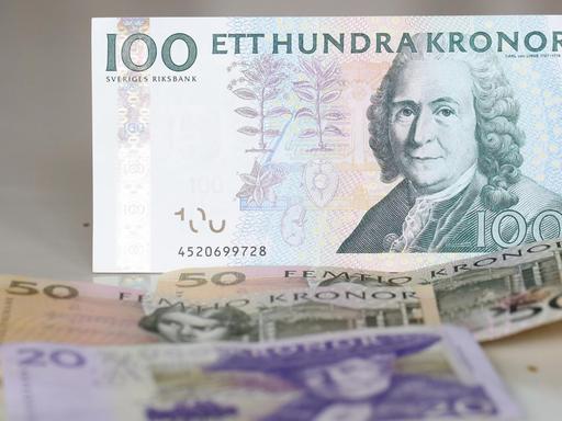 Banknoten der schwedischen Währung Krone liegen am 19.02.2016 in Hamburg auf einem Tisch.