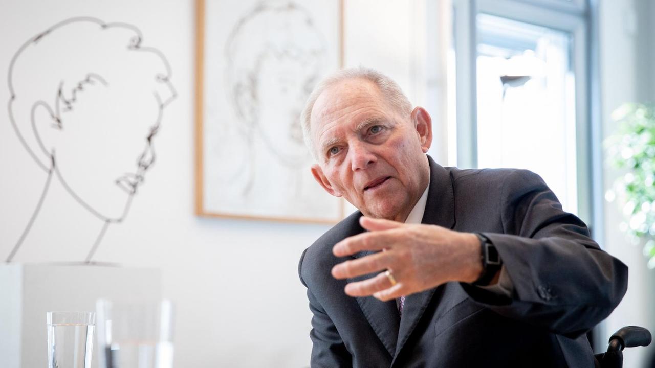 Wolfgang Schäuble (CDU), Bundestagspräsident, spricht am 16. März 2019 in seinem Büro in Berlin mit Journalisten.