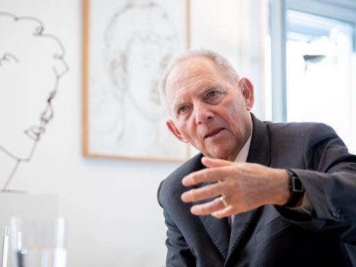 Wolfgang Schäuble (CDU), Bundestagspräsident, spricht am 16. März 2019 in seinem Büro in Berlin mit Journalisten.