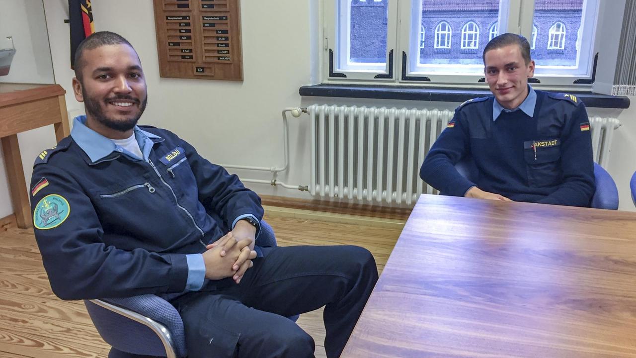 Zwei Marineschüler sitze in einem Besprechungszimmer. Sie schauen freundlich. Zwei Marineschüler sitze in einem Besprechungszimmer. Sie schauen freundlich.