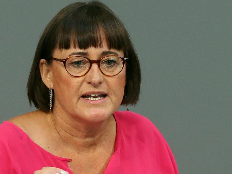 Martina Renner (Die Linke) spricht im Bundestag