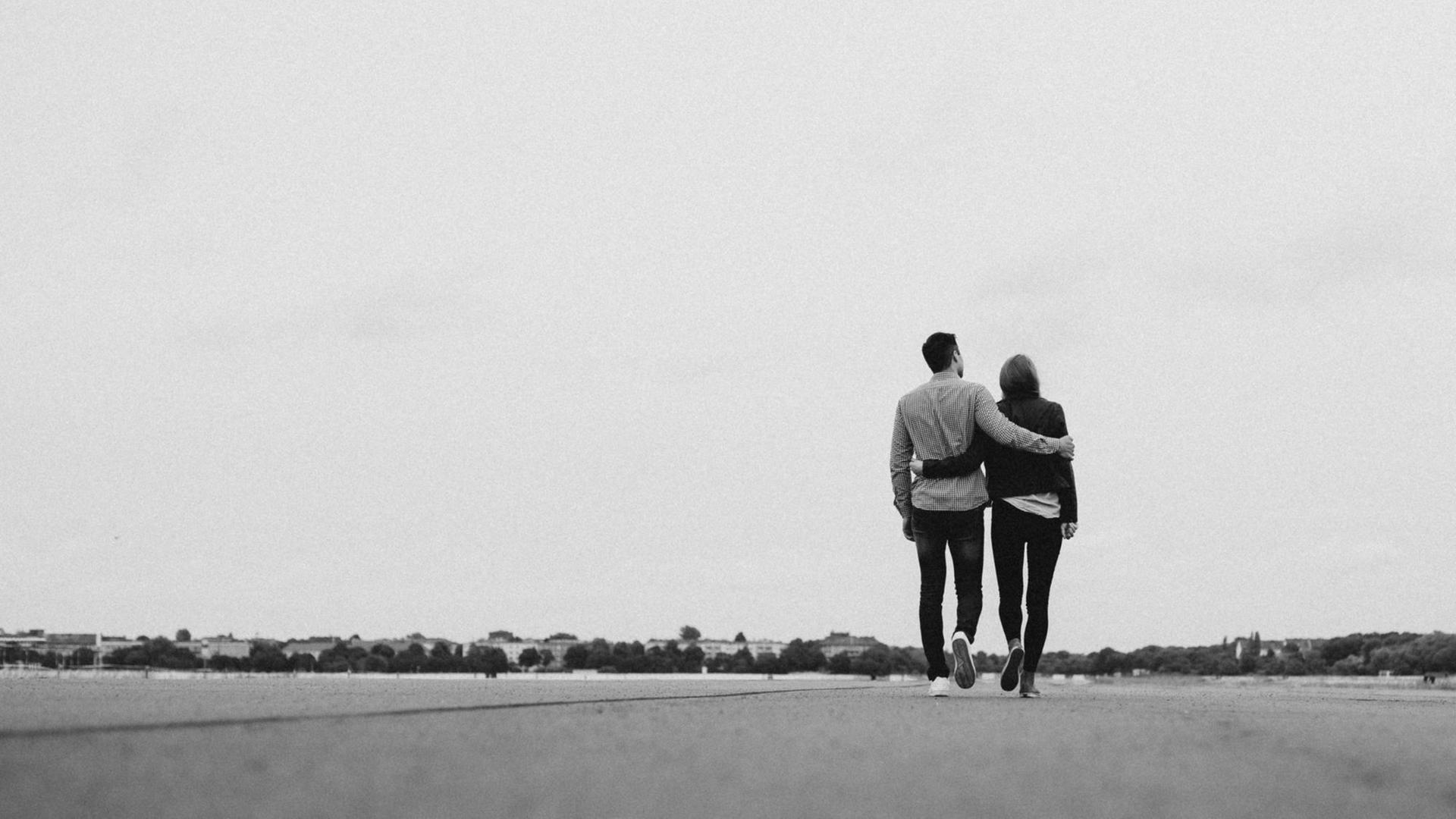 Ein Paar auf dem Tempelhofer Feld in Berlin.