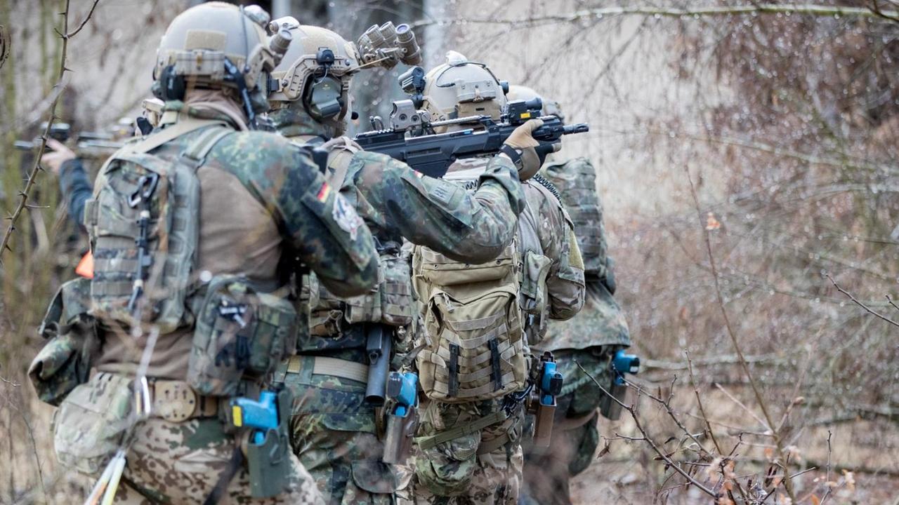Bundeswehrsoldaten der Eliteeinheit Kommando Spezialkräfte (KSK) trainieren am in Magdeburg (Sachsen-Anhalt) den Häuserkampf und eine Geiselbefreiung Bundeswehrsoldaten der Eliteeinheit Kommando Spezialkräfte (KSK) trainieren am in Magdeburg (Sachsen-Anhalt) den Häuserkampf und eine Geiselbefreiung