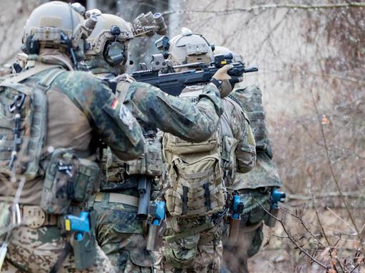 Bundeswehrsoldaten der Eliteeinheit Kommando Spezialkräfte (KSK) trainieren am in Magdeburg (Sachsen-Anhalt) den Häuserkampf und eine Geiselbefreiung