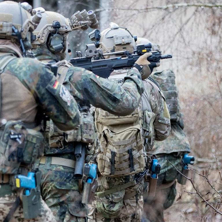 Bundeswehrsoldaten der Eliteeinheit Kommando Spezialkräfte (KSK) trainieren am in Magdeburg (Sachsen-Anhalt) den Häuserkampf und eine Geiselbefreiung