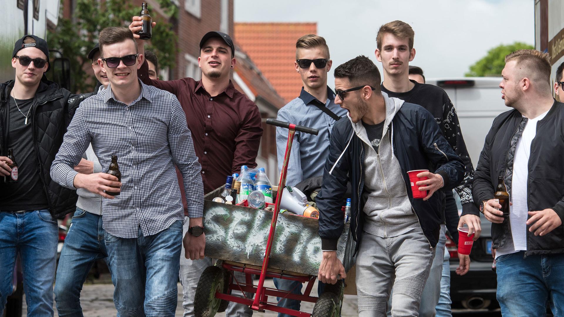 Eine Gruppe junger Männer auf Vatertags-Tour Eine Gruppe junger Männer auf Vatertags-Tour