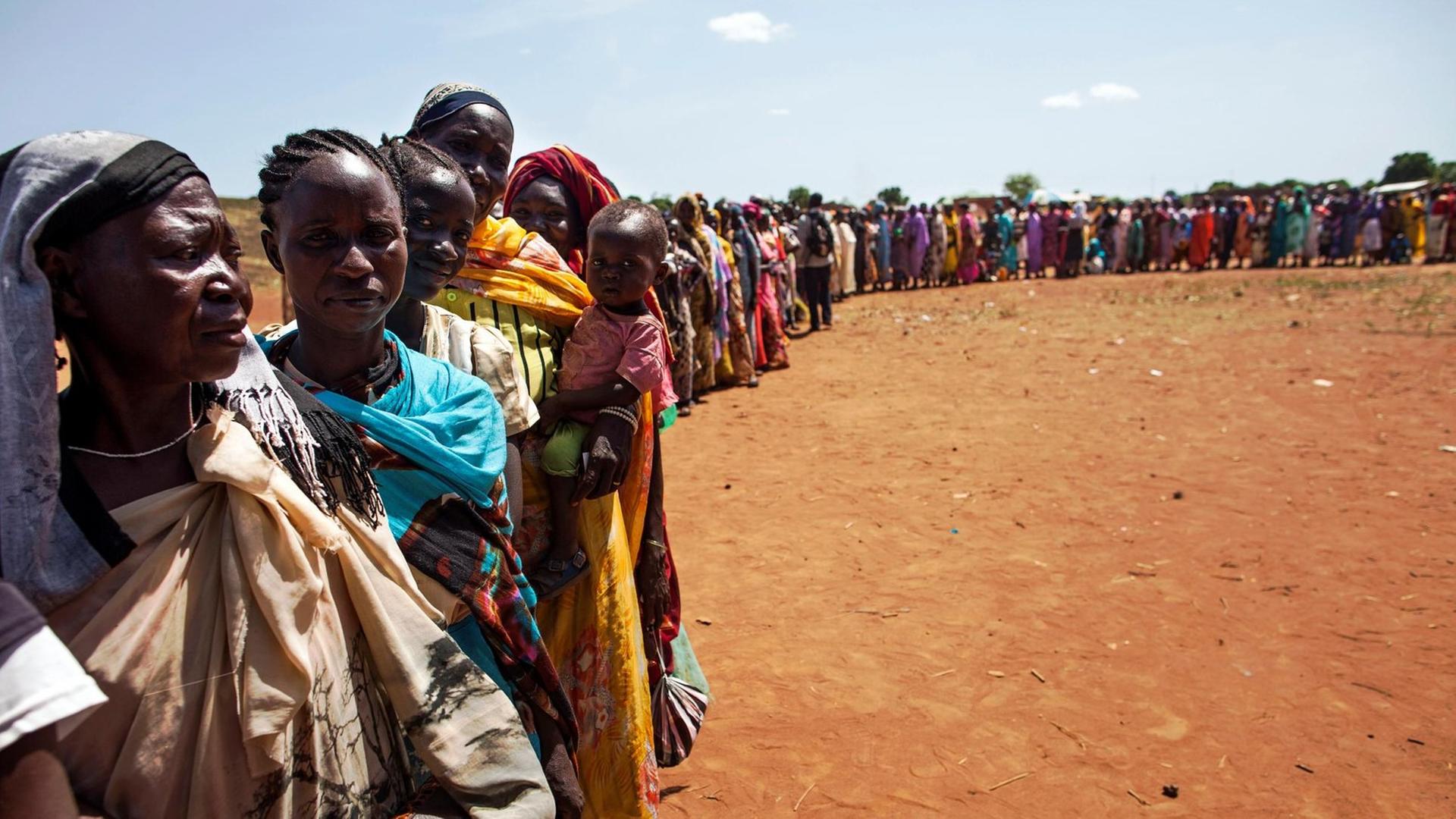 Binnenflüchtlinge warten in Wau im Südsudan auf ihre Registrierung durch das Welternährungsprogramm