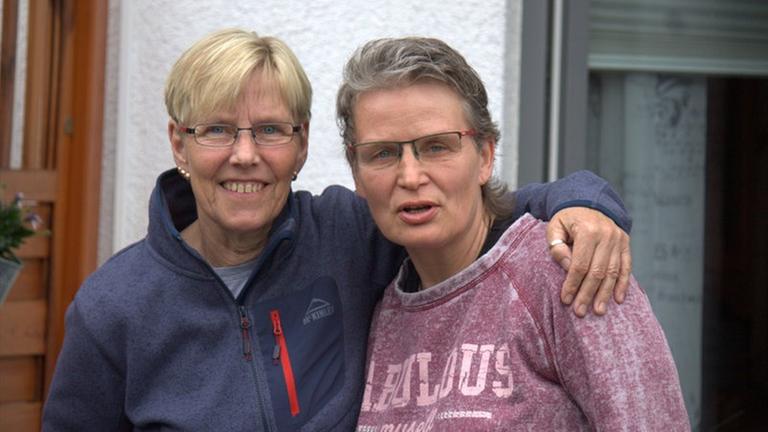 Doppelporträt der ehemaligen DDR-Fußballerinnen Katrin Prühs und Sybille Brüdgam.