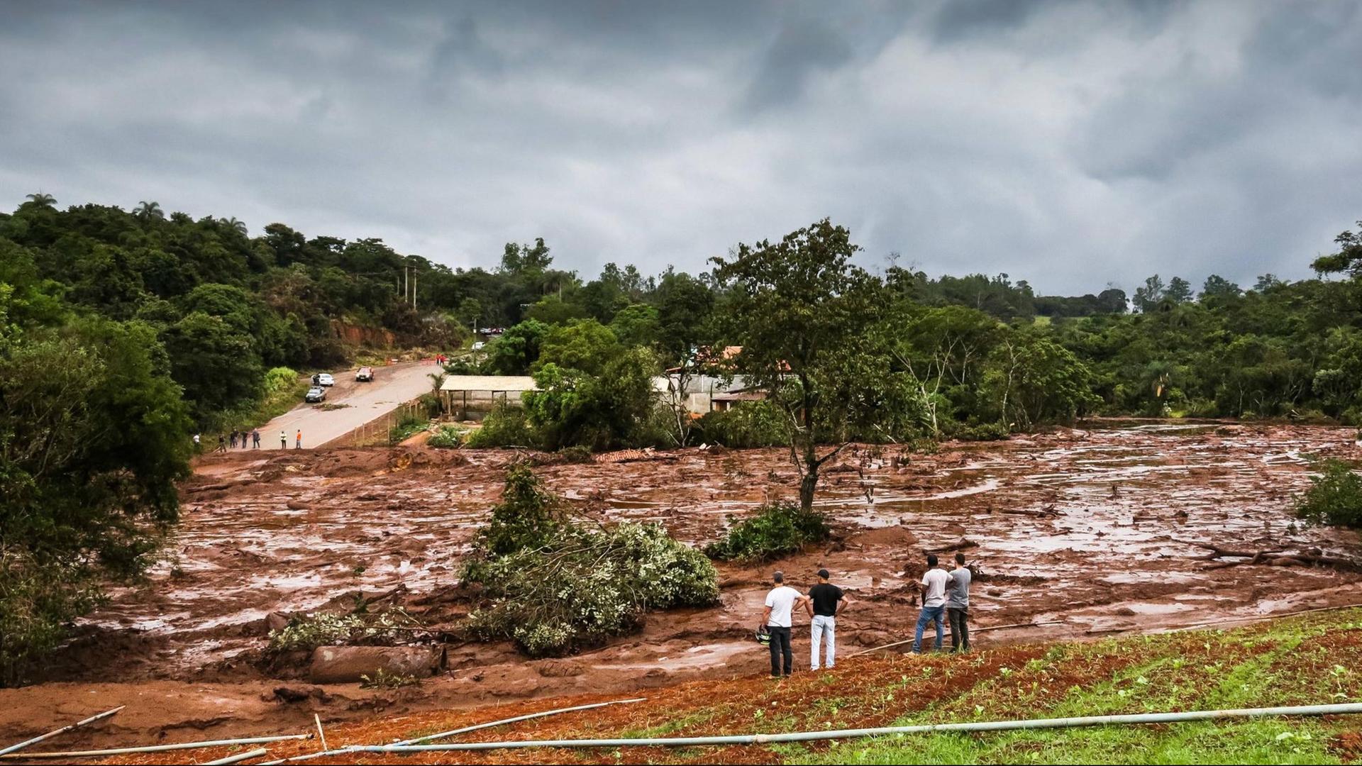 In Brasilien sind nach einem Damm-Bruch mehrere Dörfer von Schlamm begraben worden.