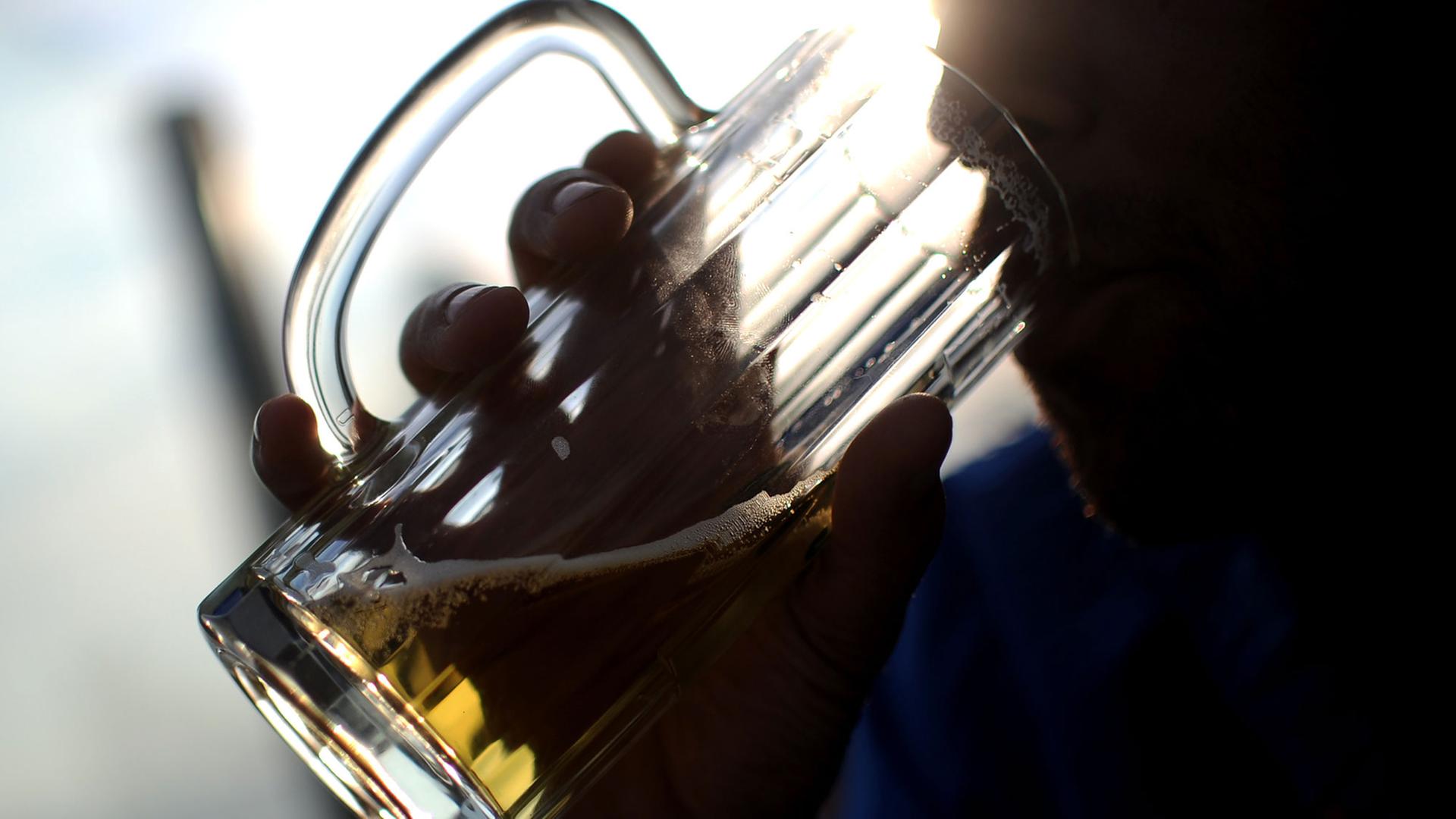 Ein junger Mann trinkt ein Glas Bier. Ein junger Mann trinkt ein Glas Bier.