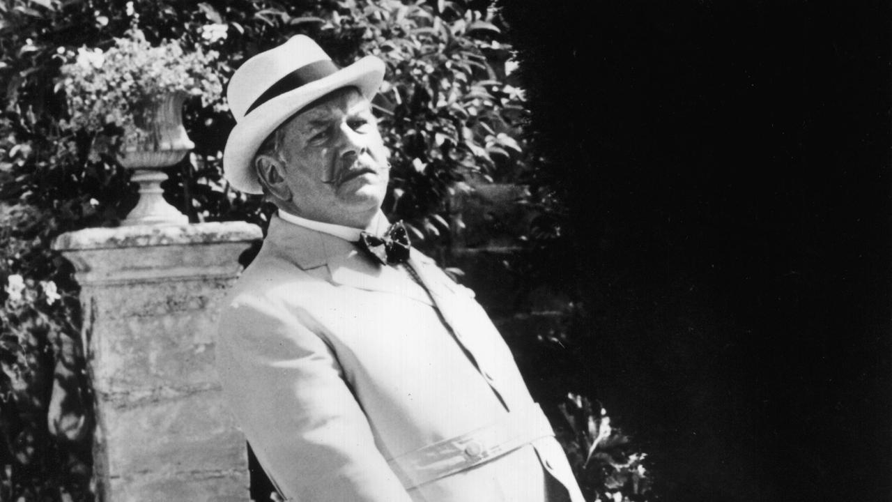 Peter Ustinov in der Rolle des Meisterdetektivs Hercule Poirot in dem Agatha-Christie-Film "Das Böse unter der Sonne" (USA, 1981). Peter Ustinov in der Rolle des Meisterdetektivs Hercule Poirot in dem Agatha-Christie-Film "Das Böse unter der Sonne" (USA, 1981).