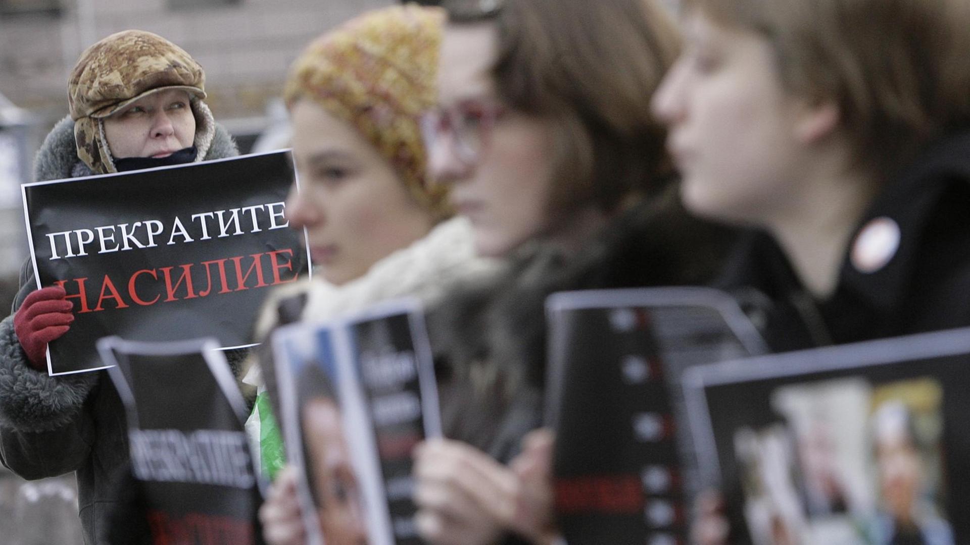 Aktivisten der Moskauer Helsinki-Gruppe demonstrieren mit dem Slogan "Stoppt Gewalt" auf einem Plakat, um russische Journalisten zu unterstützen. Aktivisten der Moskauer Helsinki-Gruppe demonstrieren mit dem Slogan "Stoppt Gewalt" auf einem Plakat, um russische Journalisten zu unterstützen.