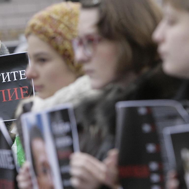 Aktivisten der Moskauer Helsinki-Gruppe demonstrieren mit dem Slogan "Stoppt Gewalt" auf einem Plakat, um russische Journalisten zu unterstützen.