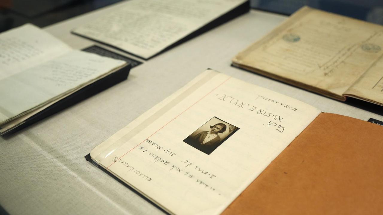 Blick auf ein Buch, das in Litauen wiederentdeckt und in die New Yorker Bibliothek YIVO gebracht wurde. Blick auf ein Buch, das in Litauen wiederentdeckt und in die New Yorker Bibliothek YIVO gebracht wurde.
