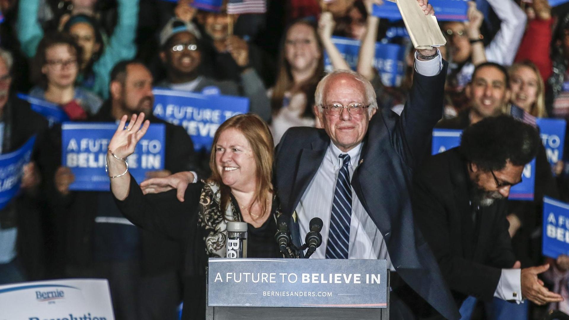 Der Demokrat Bernie Sanders und seine Ehefrau Jane O'Meara bei einer Wahlkampfveranstaltung im Grand River Event Center in Dubuque, Iowa. Der Demokrat Bernie Sanders und seine Ehefrau Jane O'Meara bei einer Wahlkampfveranstaltung im Grand River Event Center in Dubuque, Iowa.