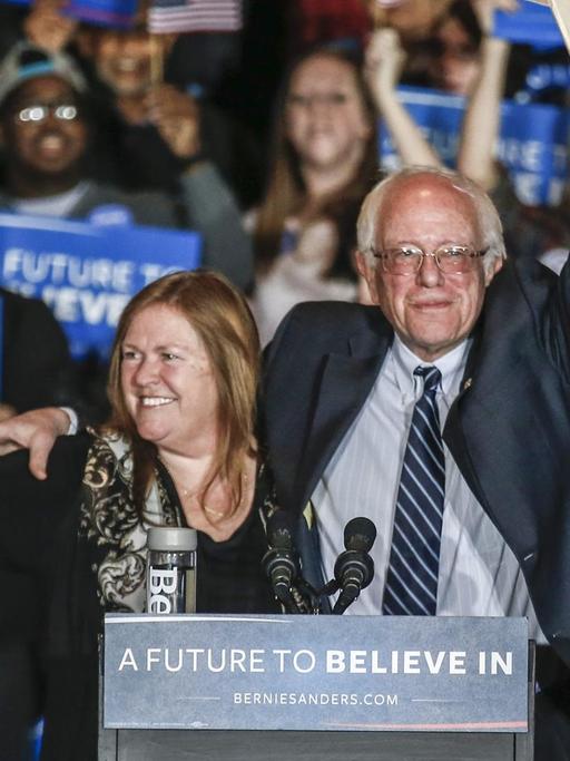 Der Demokrat Bernie Sanders und seine Ehefrau Jane O'Meara bei einer Wahlkampfveranstaltung im Grand River Event Center in Dubuque, Iowa.
