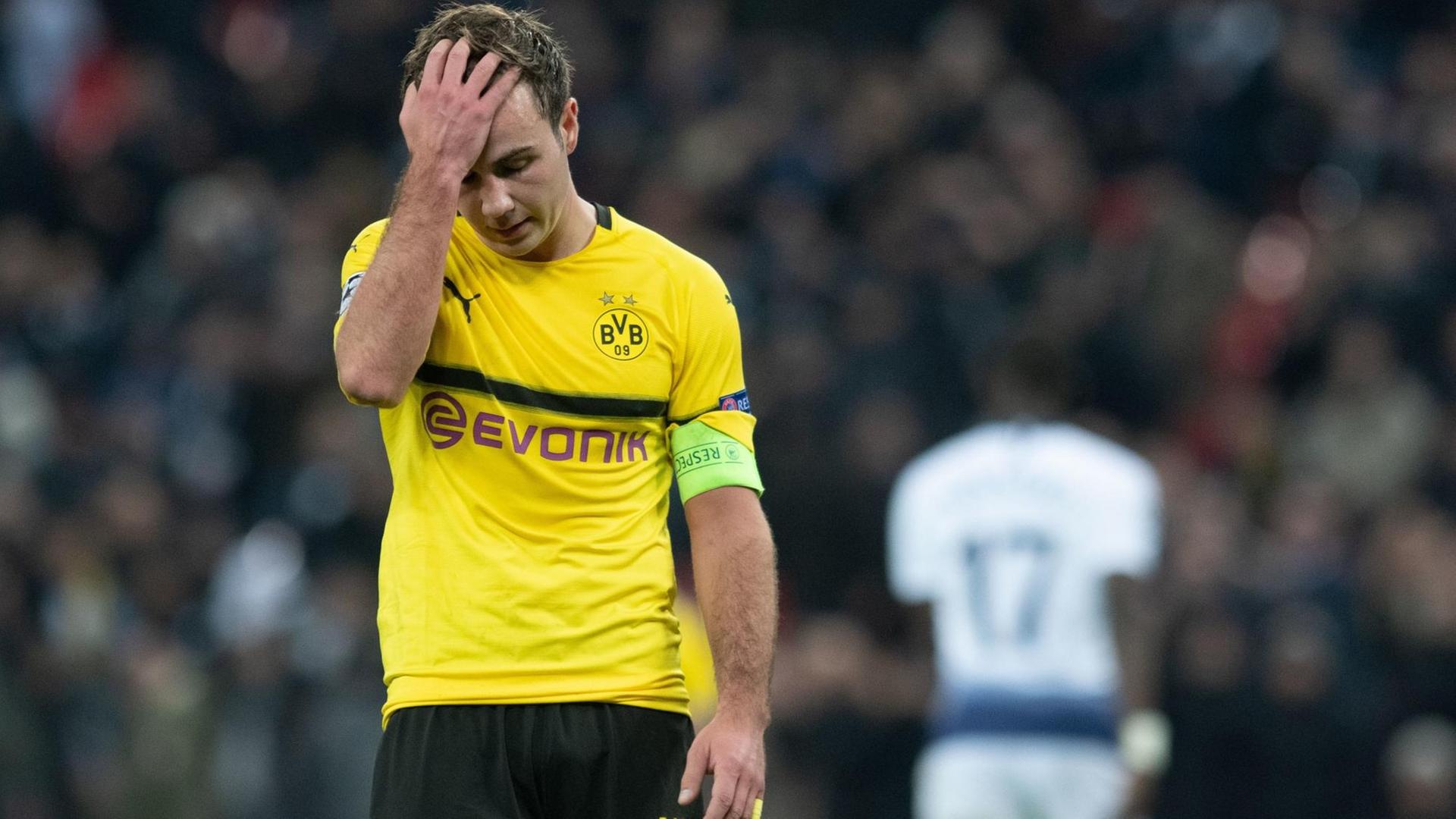 Dortmunds Mario Götze fasst sich im Champions-League-Spiel gegen Tottenham Hotspur an den Kopf. Dortmunds Mario Götze fasst sich im Champions-League-Spiel gegen Tottenham Hotspur an den Kopf.