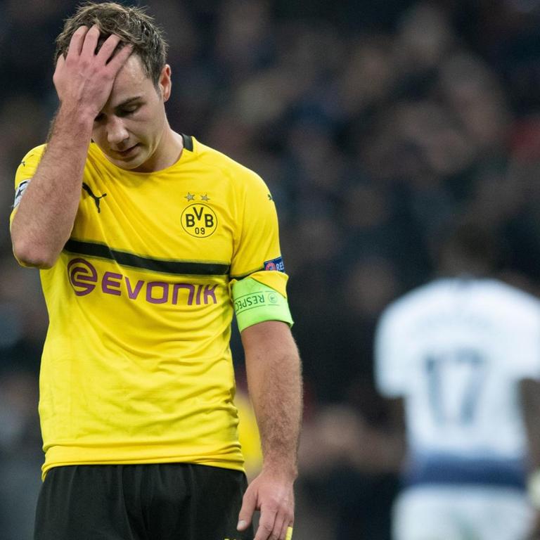 Dortmunds Mario Götze fasst sich im Champions-League-Spiel gegen Tottenham Hotspur an den Kopf.