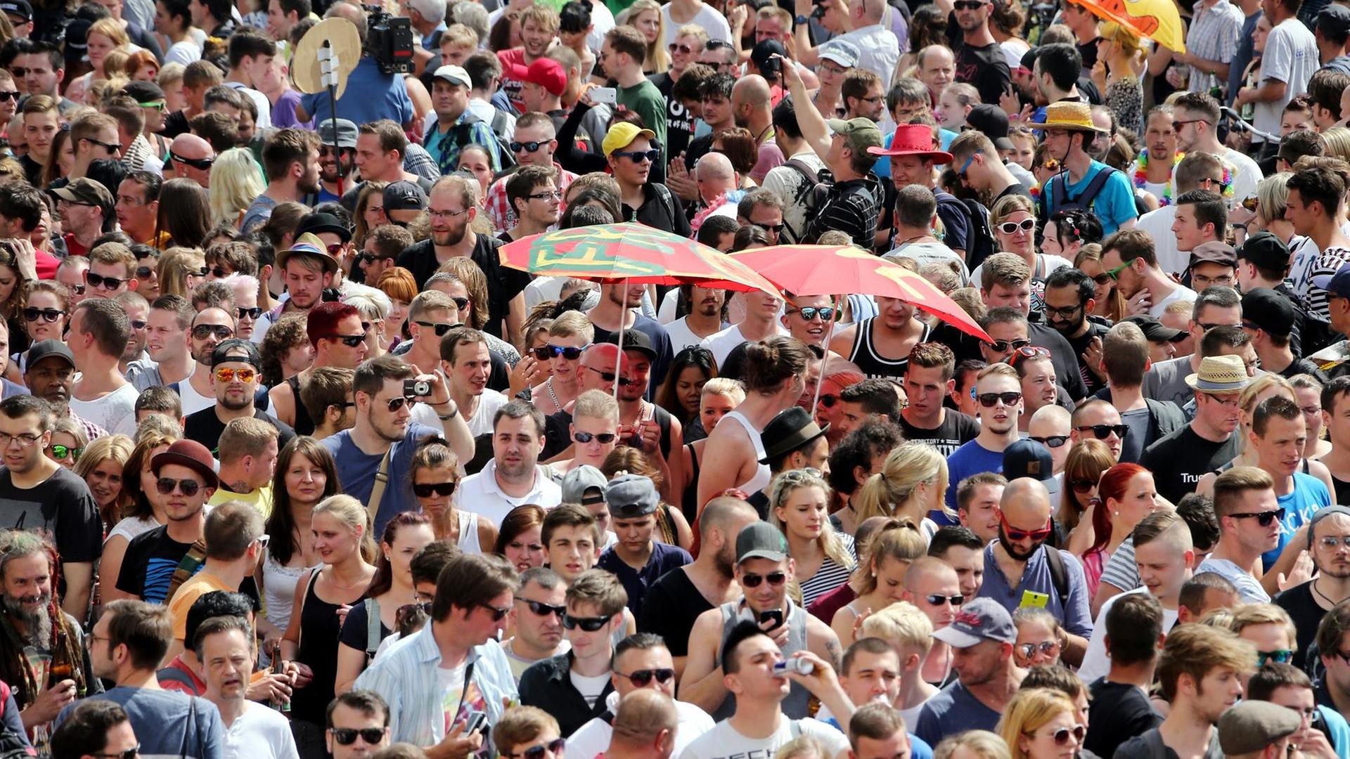 Junge Menschen nehmen am 25.07.2015 in Berlin an einer politischen Demonstration unter dem Motto "Zug der Liebe" durch die Straßen der Hauptstadt teil. Nach Veranstalterangaben solle es keine Neuauflage der Loveparade sein. Erwartet werden rund 20.000 Menschen. Junge Menschen nehmen am 25.07.2015 in Berlin an einer politischen Demonstration unter dem Motto "Zug der Liebe" durch die Straßen der Hauptstadt teil. Nach Veranstalterangaben solle es keine Neuauflage der Loveparade sein. Erwartet werden rund 20.000 Menschen.
