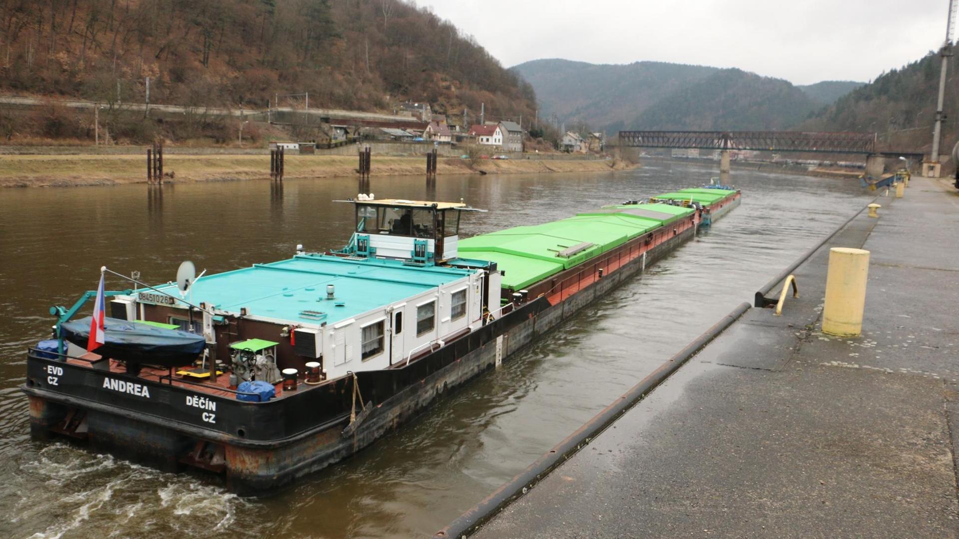 Das Frachtschiff "Andrea" beim Ablegen vom Hafen in Děčín mit dem Ziel Algermissen bei Hildesheim am Mittellandkanal. Unter den grünen Abdeckungen der Laderäume befinden sich insgesamt 1.040 Tonnen Dünger. Herkunft der Ladung: Lovosice in Tschechien. Das Frachtschiff "Andrea" beim Ablegen vom Hafen in Děčín mit dem Ziel Algermissen bei Hildesheim am Mittellandkanal. Unter den grünen Abdeckungen der Laderäume befinden sich insgesamt 1.040 Tonnen Dünger. Herkunft der Ladung: Lovosice in Tschechien.