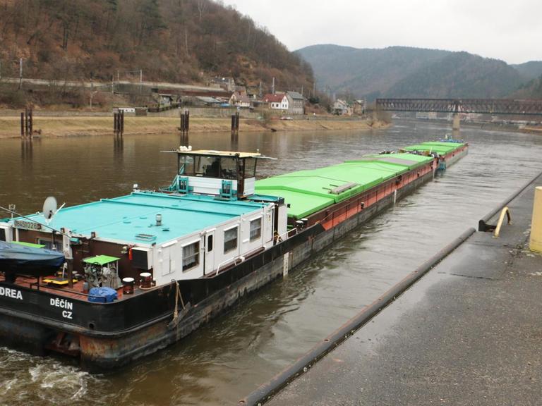Das Frachtschiff "Andrea" beim Ablegen vom Hafen in Děčín mit dem Ziel Algermissen bei Hildesheim am Mittellandkanal. Unter den grünen Abdeckungen der Laderäume befinden sich insgesamt 1.040 Tonnen Dünger. Herkunft der Ladung: Lovosice in Tschechien.